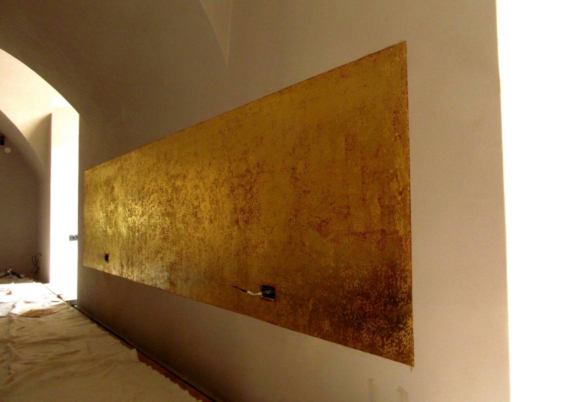 Gilding-Golden-walls-in-the-Restaurant-Prague-01.jpg